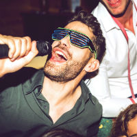 חייבים משקפיים לקריוקי. זה חלק מאוד קריטי מהסיפור