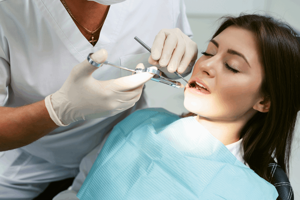 אישה בטיפול שיניים