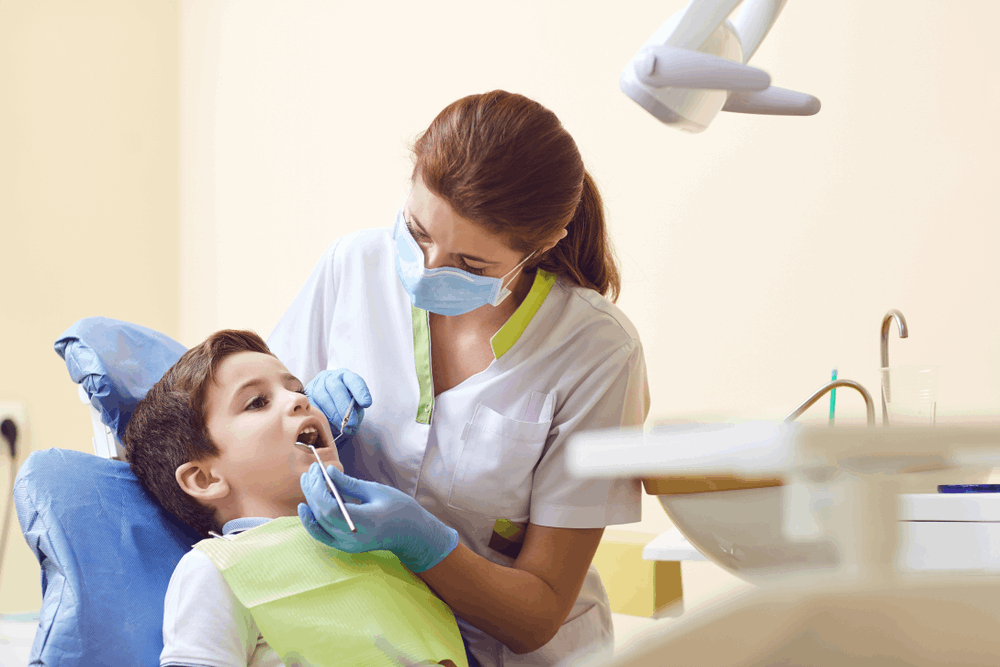 ילד אצל רופאת שיניים