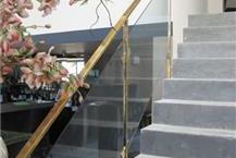 תמונה שצולמה להמחשת העבודות של אברהם רומנו מעקה עם זכוכית