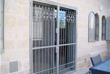 תמונה שצולמה להמחשת העבודות של מסגריית אבאדאן - 3 דלת סורג נפתחת