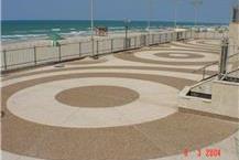 תמונה שצולמה להמחשת העבודות של ג'רמי-סנשיין עבודות גרנוליט ריצוף בטיילת