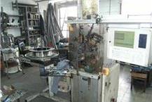 מכונה במפעל לייצור קפיצים