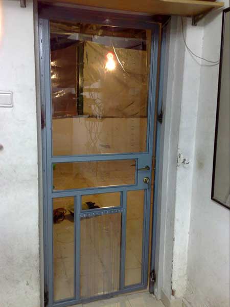 תמונה שצולמה להמחשת העבודות של מאחורי סורגים תמונה של מאחורי סורגים