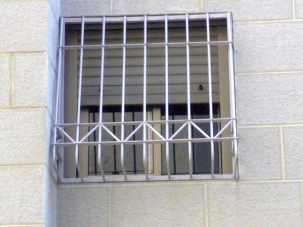 תמונה שצולמה להמחשת העבודות של מאחורי סורגים תמונה של מאחורי סורגים