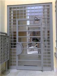 תמונה שצולמה להמחשת העבודות של מאחורי סורגים תמונה של מאחורי סורגים