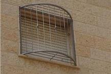 תמונה שצולמה להמחשת העבודות של מאחורי סורגים - 3 רהיטי מתכת