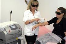 תמונה שצולמה להמחשת העבודות של אלונה-מרכז טיפולים קוסמטים הסרת שיער בשעווה