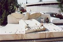 תמונה שצולמה להמחשת העבודות של יד עד יצירת פסלי מצבות