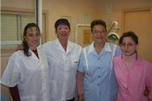 תמונה שצולמה להמחשת העבודות של ד"ר אסטלה אנגלברג וד"ר יהודית אנגלברג-גבאי צוות מרפאת השיניים