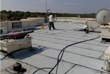 תמונה שצולמה להמחשת העבודות של אדם איטום הרמטי זיפות גגות