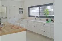 תמונה שצולמה להמחשת העבודות של שיש המומחים בע"מ - 2 שיש למטבח בשילוב עץ