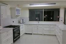 תמונה שצולמה להמחשת העבודות של שיש המומחים בע"מ - 1 שיש מטבח לבן