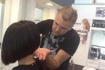 תמונה שצולמה להמחשת העבודות של מספרת שמפו - 2 תוספות שיער