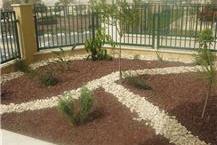 עיצוב גינה עם אבנים