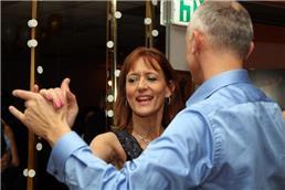 תמונה שצולמה להמחשת העבודות של הבנרה-ריקודים סלונים רקדנים להופעות באירועים