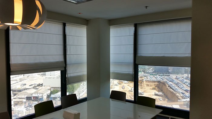 תמונה שצולמה להמחשת העבודות של וילונות סנרול-מוצרי הצללה תמונה של וילונות סנרול-מוצרי הצללה