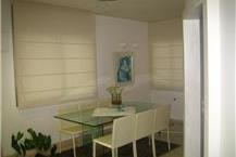 תמונה שצולמה להמחשת העבודות של וילונות סנרול-מוצרי הצללה וילון רומאי