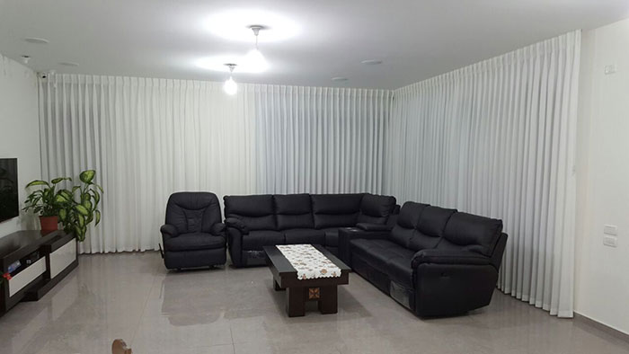 תמונה שצולמה להמחשת העבודות של וילונות סנרול-מוצרי הצללה תמונה של וילונות סנרול-מוצרי הצללה