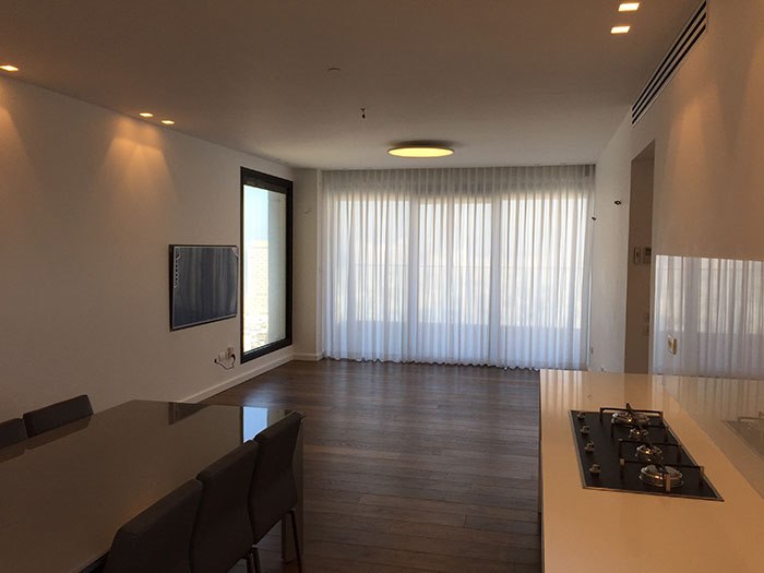 תמונה שצולמה להמחשת העבודות של וילונות סנרול-מוצרי הצללה תמונה של וילונות סנרול-מוצרי הצללה