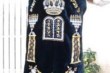 תמונה שצולמה להמחשת העבודות של כיפות כהן - 2 פרוכות מהודרות