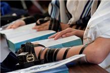 תמונה שצולמה להמחשת העבודות של תפילין עוטר ישראל - 2 מגוון רחב של מוצרי תפילה