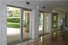 תמונה שצולמה להמחשת העבודות של א. בלייכר תעשיות בע"מ ויטרינות אלומיניום