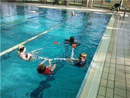 תמונה שצולמה להמחשת העבודות של גלית ובני צין - לימוד שחיה - 2 לימוד שחייה לתינוקות