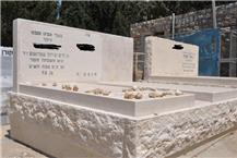 תמונה שצולמה להמחשת העבודות של אבני זכרון - 3 מצבות כפולות