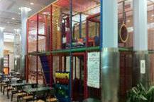 פיצרייה עם משחקייה