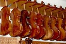 תמונה שצולמה להמחשת העבודות של לב סטרינקובסקי - בונה כינורות שימור כלי נגינה