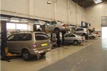 תמונה שצולמה להמחשת העבודות של מרכז שירות יונדאי הרצליה - פאר עמדות עבודה במוסך