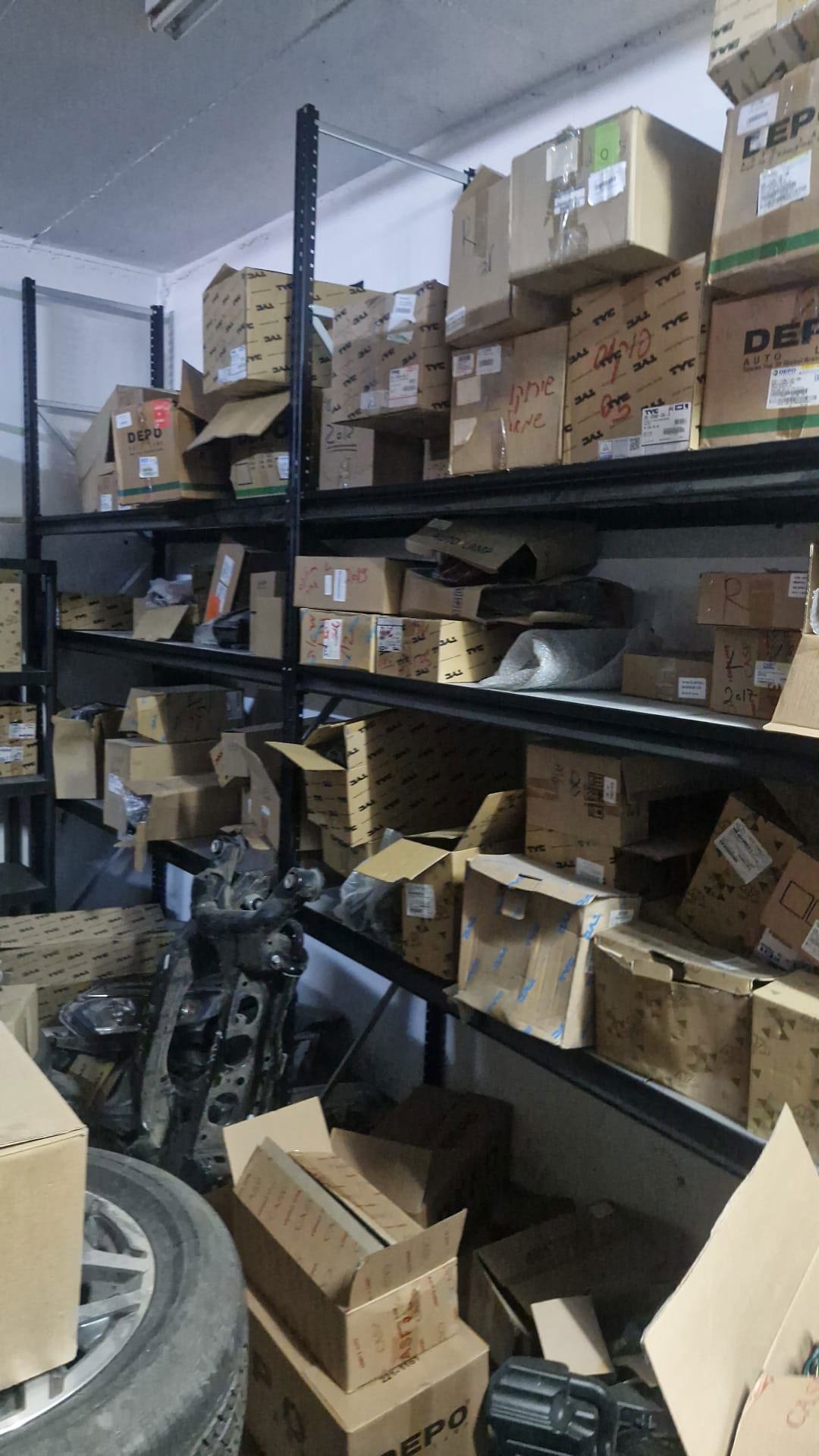 תמונה שצולמה להמחשת העבודות של מרכז הפנסים והמראות (יוסי חלפים) תמונה של מרכז הפנסים והמראות (יוסי חלפים)