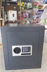 תמונה שצולמה להמחשת העבודות של ראול את מנו - 2 התקנת מנעולים