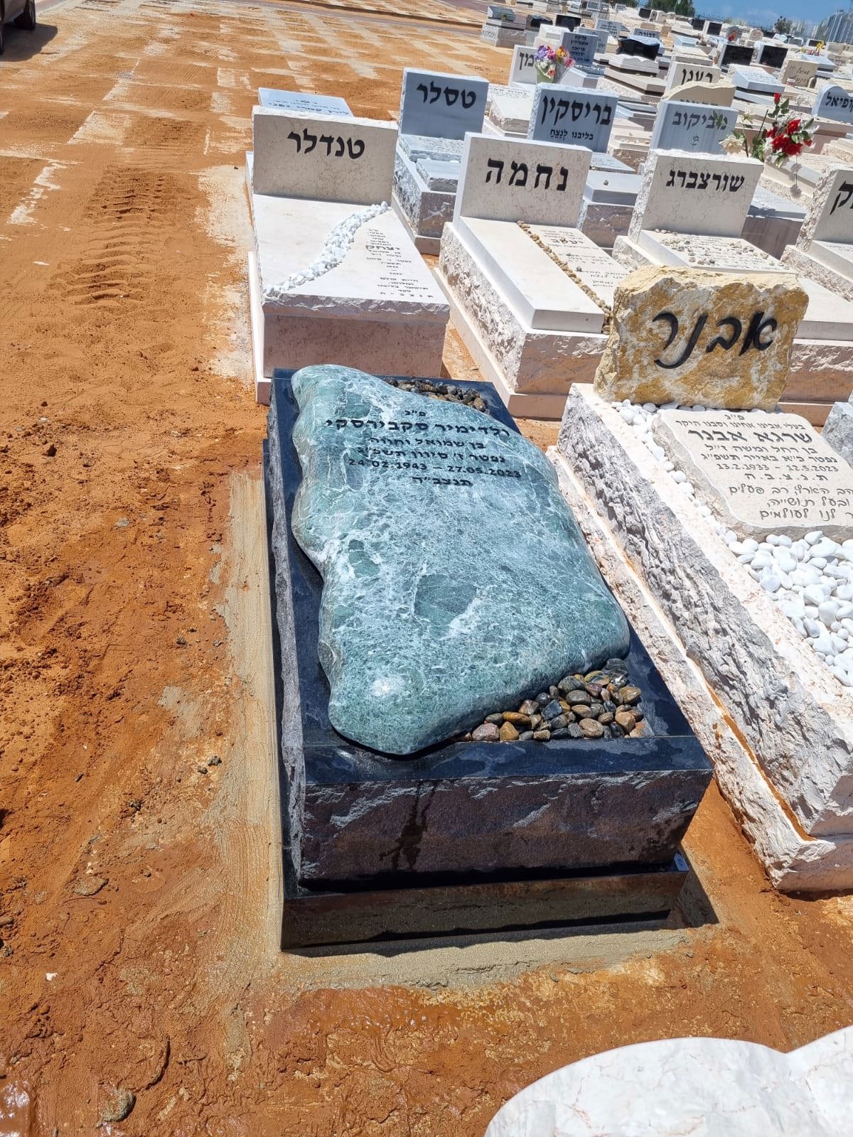תמונה שצולמה להמחשת העבודות של שיש אלון מצבות יהוד תמונה של שיש אלון מצבות יהוד