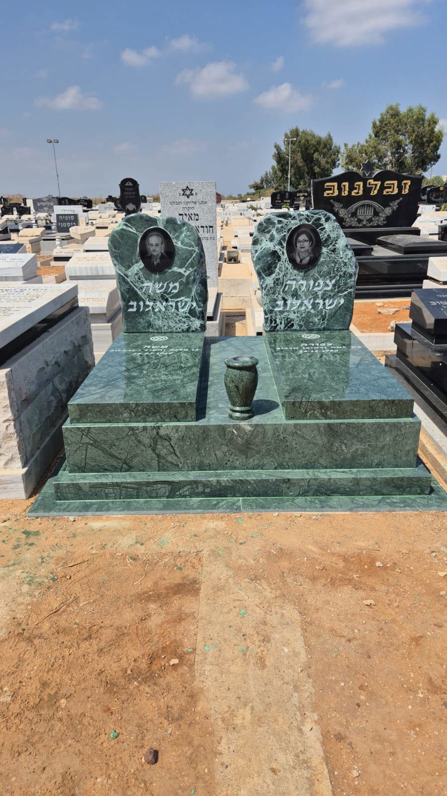 תמונה שצולמה להמחשת העבודות של שיש אלון מצבות יהוד תמונה של שיש אלון מצבות יהוד