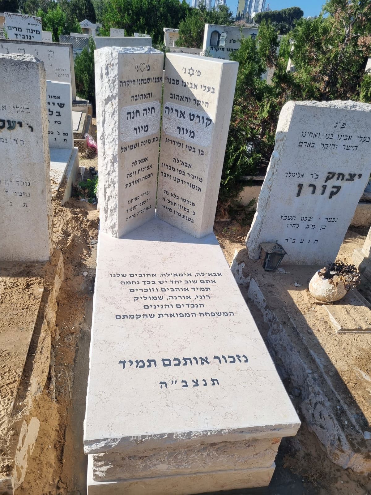 תמונה שצולמה להמחשת העבודות של שיש אלון מצבות יהוד תמונה של שיש אלון מצבות יהוד