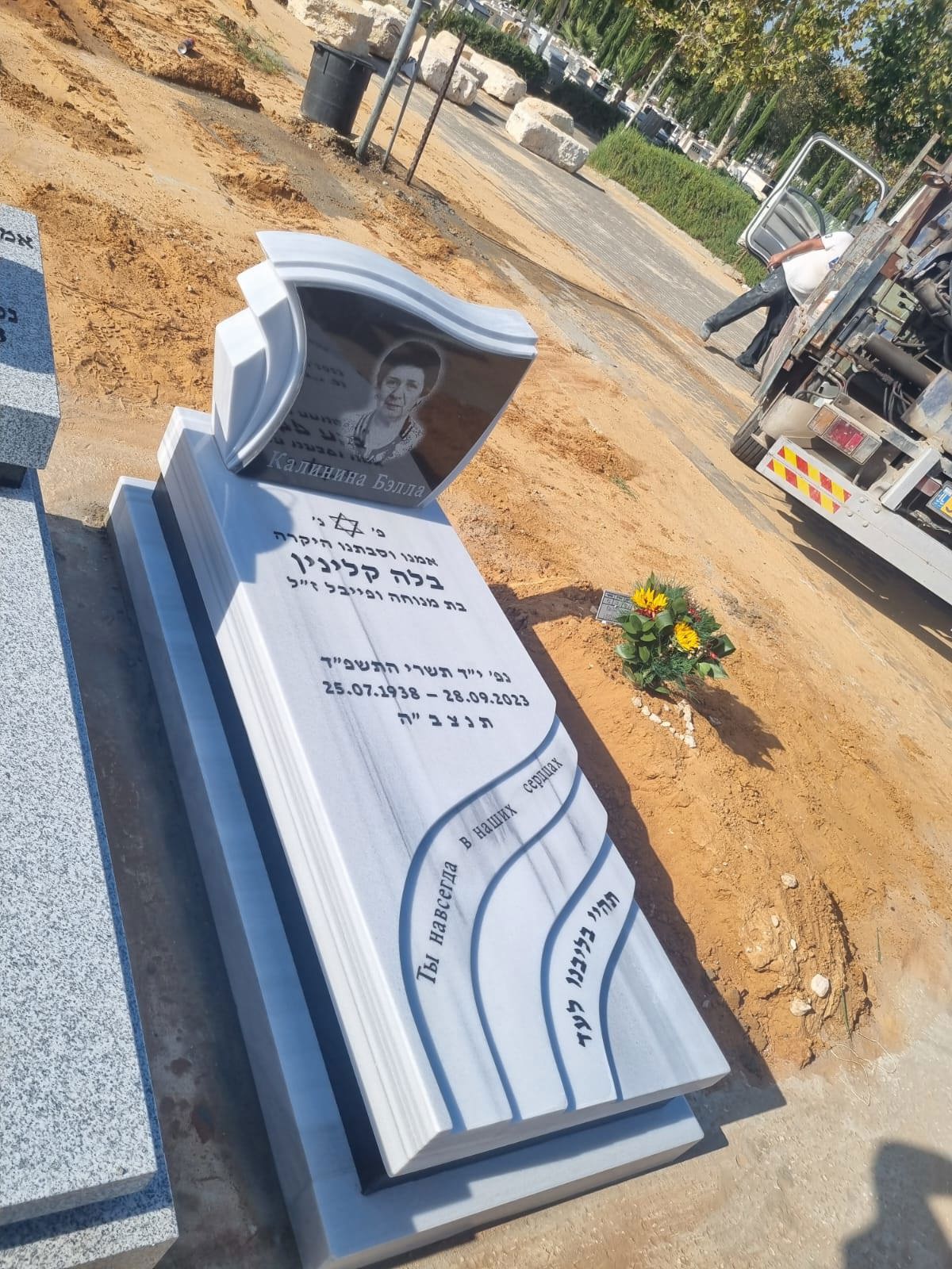 תמונה שצולמה להמחשת העבודות של שיש אלון מצבות יהוד תמונה של שיש אלון מצבות יהוד
