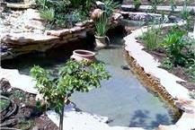 תמונה שצולמה להמחשת העבודות של הגן הפורח גינה עם בריכת נוי