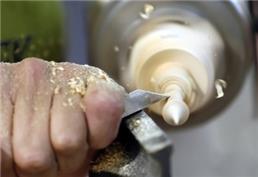 תמונה שצולמה להמחשת העבודות של המרכז לאומנויות העץ - 2 חריטה על עטים