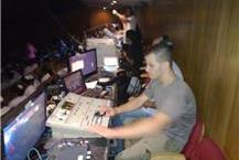 תמונה שצולמה להמחשת העבודות של וידאו סאונד לאירועים הפעלת ציוד הגברה