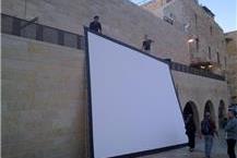 תמונה שצולמה להמחשת העבודות של וידאו סאונד לאירועים התקנת מקרנים באירוע