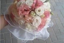 תמונה שצולמה להמחשת העבודות של זר של אושר פרחים לאירועים