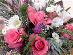 תמונה שצולמה להמחשת העבודות של גיל טל פרחים קישוט רכב לחתונה