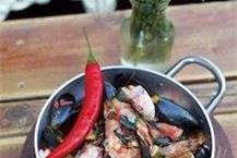 תמונה שצולמה להמחשת העבודות של פארוק בשוק מסעדה עם תפריט עשיר