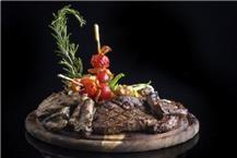 תמונה שצולמה להמחשת העבודות של לאב בר מיוזיק לאירועים קטנים מסעדות בשרים