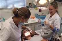 מומחית ליישור שיניים במרכז