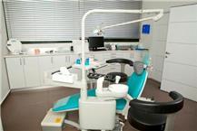 חדר טיפולים אצל רופאת שיניים