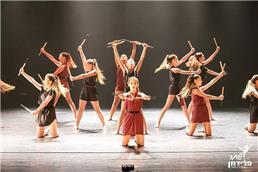 תמונה שצולמה להמחשת העבודות של שחר פרידמן סטודיו למחול - 2 להקת רקדנים