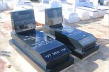 תמונה שצולמה להמחשת העבודות של מצבות מזרחי בע"מ - 1 מצבה מגרניט שחור